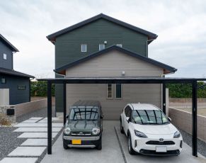 2つの切妻屋根がおしゃれな住まい 写真