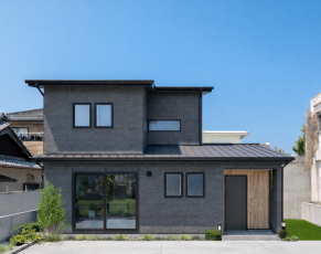 L型LDKとスムーズ家事動線が魅力の快適住宅 写真